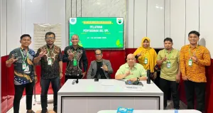 Para peserta dari Dinas Kesehatan Kabupaten Sinjai berpose bersama pemateri usai sesi pelatihan penyusunan dokumen UKL-UPL yang diselenggarakan oleh Pusat Studi Lingkungan Hidup (PSLH) Universitas Hasanuddin, 14–16 Oktober 2025 di Makassar.