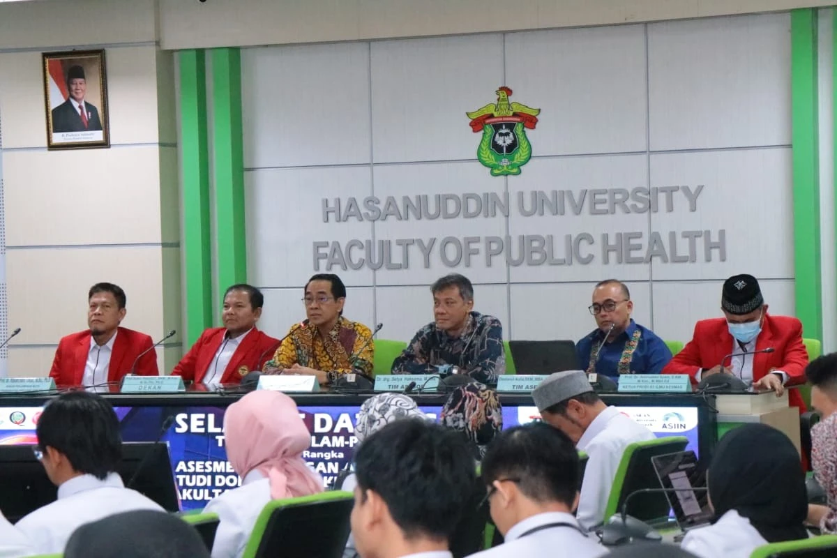 Tim asesor dari LAM-PTKes bersama pimpinan Universitas Hasanuddin dan Fakultas Kesehatan Masyarakat menghadiri pembukaan Asesmen Lapangan Program Studi Doktor Ilmu Kesehatan Masyarakat FKM Unhas. Kegiatan ini menjadi langkah strategis dalam memastikan mutu akademik dan tata kelola pendidikan tinggi kesehatan yang berdaya saing global.