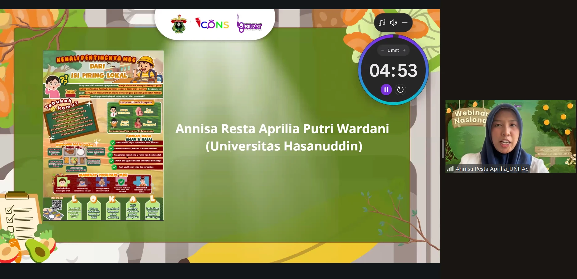 Annisa Resta Aprilia Putri Wardani, mahasiswa Program Studi Ilmu Gizi Universitas Hasanuddin, memaparkan karya poster ilmiah berjudul “Kenali Pentingnya MBG dari Isi Piring Lokal” dalam ajang Lomba Poster Ilmiah yang menjadi rangkaian Webinar Nasional Makanan Aman, Halal, dan Bermutu: Tantangan MBG (Makanan Bergizi Gratis), 22 November 2025. Karya tersebut menekankan pentingnya konsumsi pangan lokal yang aman, halal, dan bergizi seimbang bagi anak sekolah sebagai bagian dari upaya mendukung keberhasilan program nasional MBG.