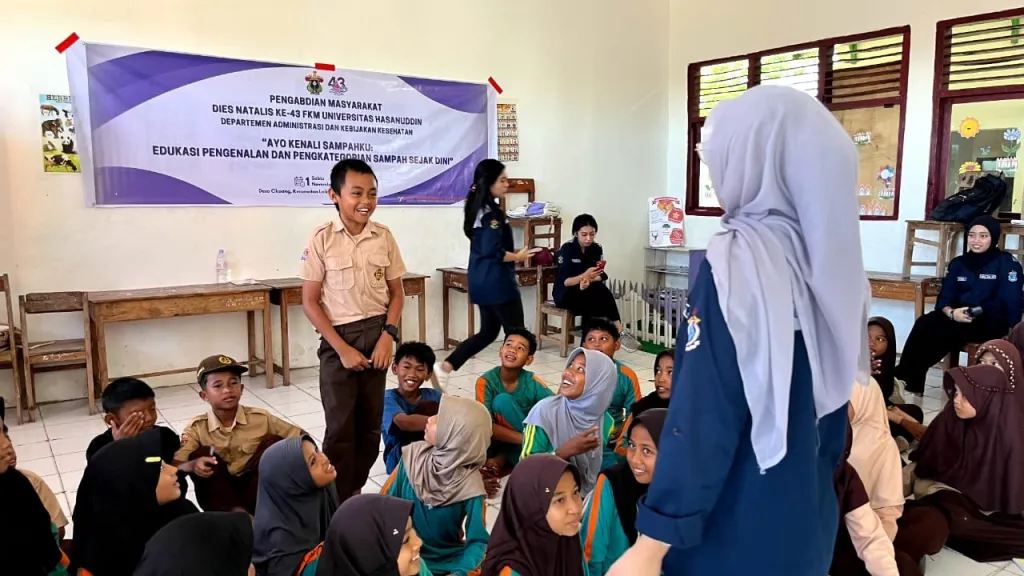 Suasana interaktif pada sesi edukasi lingkungan di SD Inpres 182 Bonto-Bonto, di mana mahasiswa FKM Unhas mengajak siswa-siswi kelas V dan VI belajar memilah sampah melalui permainan edukatif yang menyenangkan dalam rangka pengabdian masyarakat bertema “Ayo Kenali Sampahku”.Ketika anak-anak belajar memilah sampah, mereka sesungguhnya sedang memilah masa depan—antara bumi yang kotor dan bumi yang terjaga. Pengabdian kecil hari ini adalah investasi besar untuk generasi yang lebih sehat, lebih peduli, dan lebih berdaya.