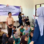 Suasana interaktif pada sesi edukasi lingkungan di SD Inpres 182 Bonto-Bonto, di mana mahasiswa FKM Unhas mengajak siswa-siswi kelas V dan VI belajar memilah sampah melalui permainan edukatif yang menyenangkan dalam rangka pengabdian masyarakat bertema “Ayo Kenali Sampahku”.Ketika anak-anak belajar memilah sampah, mereka sesungguhnya sedang memilah masa depan—antara bumi yang kotor dan bumi yang terjaga. Pengabdian kecil hari ini adalah investasi besar untuk generasi yang lebih sehat, lebih peduli, dan lebih berdaya.