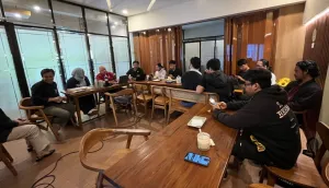 Suasana diskusi terbatas antara Pusat Studi Lingkungan Hidup Universitas Hasanuddin, WALHI, dan Aliansi Sero Waste Indonesia membahas rencana pembangunan PLTSa Makassar dari perspektif kesehatan masyarakat, berlangsung di Café Sinrilik, Tamalanrea, 8 November 2025.