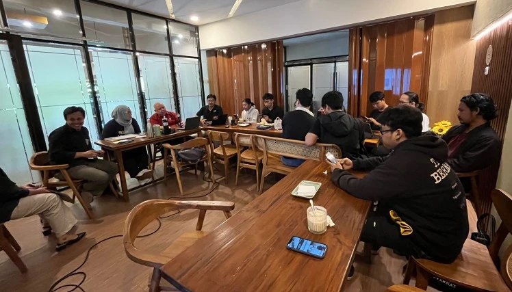 Suasana diskusi terbatas antara Pusat Studi Lingkungan Hidup Universitas Hasanuddin, WALHI, dan Aliansi Sero Waste Indonesia membahas rencana pembangunan PLTSa Makassar dari perspektif kesehatan masyarakat, berlangsung di Café Sinrilik, Tamalanrea, 8 November 2025.