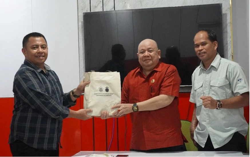 Kepala Pusat Studi Lingkungan Hidup (PSLH) LPPM Unhas, Prof. Dr. Anwar Daud, SKM., M.Kes. (tengah), menyerahkan cenderamata kepada perwakilan peserta Pelatihan Penilai AMDAL dari Dinas Lingkungan Hidup Kabupaten Donggala, didampingi Ketua Pelaksana Dr. Muhammad Junaid, SP., MP., Ph.D., MCE (kanan), sebagai simbol apresiasi dan komitmen bersama dalam memperkuat kapasitas penilai lingkungan hidup di daerah. Pelatihan berlangsung 1–8 November 2025 dan diikuti peserta dari Donggala, Samarinda, serta individu profesional.