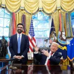 Presiden Amerika Serikat Donald Trump berbincang santai dengan Wali Kota New York, Zohran Mamdani, di Oval Office, Gedung Putih, Washington D.C., Jumat (21/11/2025). Pertemuan bersejarah ini menarik perhatian dunia karena mempertemukan dua tokoh dengan pandangan politik berseberangan dalam suasana penuh keakraban, humor, dan semangat dialog demi kemanusiaan.