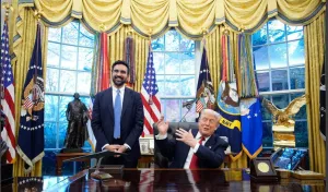 Presiden Amerika Serikat Donald Trump berbincang santai dengan Wali Kota New York, Zohran Mamdani, di Oval Office, Gedung Putih, Washington D.C., Jumat (21/11/2025). Pertemuan bersejarah ini menarik perhatian dunia karena mempertemukan dua tokoh dengan pandangan politik berseberangan dalam suasana penuh keakraban, humor, dan semangat dialog demi kemanusiaan.