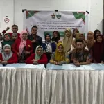 Tim Pengabdian Masyarakat KIPKU Fakultas Ekonomi dan Bisnis Universitas Hasanuddin bersama para peserta pelatihan “Literasi Perhitungan Harga Pokok Produksi bagi Pelaku UMKM di Kabupaten Maros” berfoto bersama usai kegiatan di Aula PLUT KUMKM Maros, Jumat (7/11/2025). Kegiatan ini bertujuan meningkatkan pemahaman pelaku UMKM dalam menghitung biaya produksi secara akurat untuk memperkuat daya saing usaha.