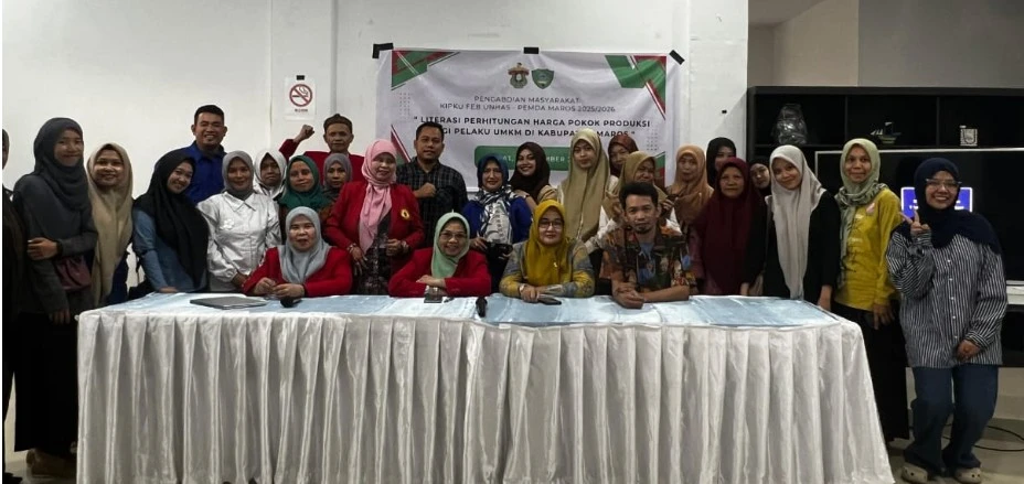 Tim Pengabdian Masyarakat KIPKU Fakultas Ekonomi dan Bisnis Universitas Hasanuddin bersama para peserta pelatihan “Literasi Perhitungan Harga Pokok Produksi bagi Pelaku UMKM di Kabupaten Maros” berfoto bersama usai kegiatan di Aula PLUT KUMKM Maros, Jumat (7/11/2025). Kegiatan ini bertujuan meningkatkan pemahaman pelaku UMKM dalam menghitung biaya produksi secara akurat untuk memperkuat daya saing usaha.
