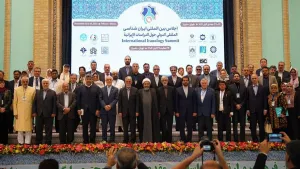 Para peserta International Iranology Summit 2025 dari 22 negara berpose bersama para pejabat tinggi Iran pada sesi pembukaan di Husainiyah al-Zahra, Teheran, 15 November 2025. Tampak hadir Menteri Kebudayaan Iran Seyyed Abbas Salehi, Menteri Warisan Budaya Seyyed Reza Salehi Amiri, Ketua Akademi Bahasa Persia Gholam-Ali Haddad Adel, Ketua Yayasan Kajian Iran Ali Akbar Salahi, serta para Iranolog internasional, termasuk perwakilan dari Indonesia, Supratman dari Universitas Hasanuddin. Acara ini dibuka sebagai forum global untuk memperkuat dialog budaya, kerja sama ilmiah, dan pengembangan kajian Iran di tingkat internasional.