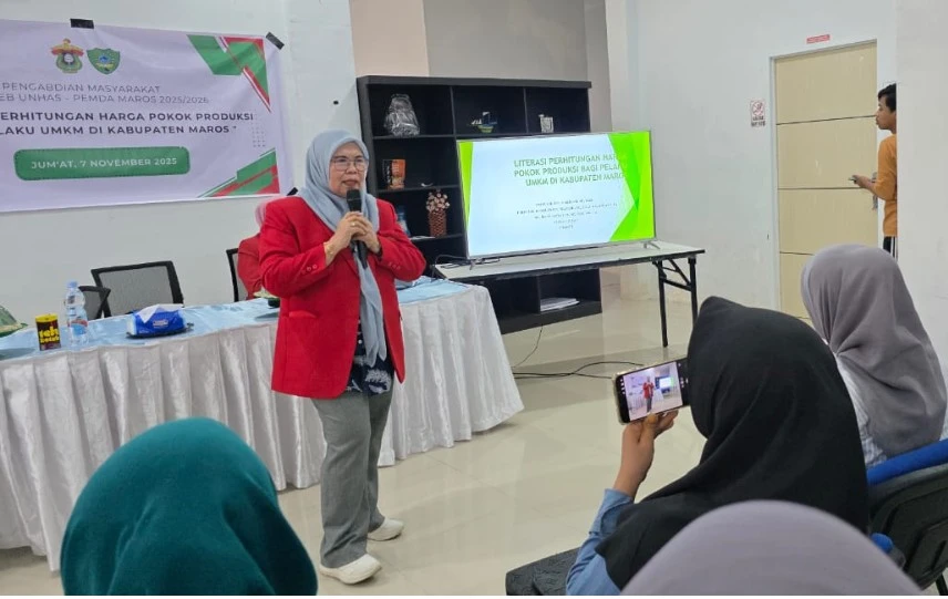 Ketua Tim Pengabdian KIPKU FEB Unhas, Prof. Dr. Siti Haerani, SE., M.Si., memberikan materi pada pelatihan “Literasi Perhitungan Harga Pokok Produksi bagi Pelaku UMKM di Kabupaten Maros” yang digelar di Aula PLUT KUMKM Maros, Jumat (7/11/2025).