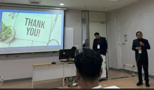 Dekan FKM Unhas, Prof. Sukri Palutturi, saat memaparkan riset tentang kota ramah lansia dalam sesi presentasi ilmiah pada APACPH 2025 di Mae Fah Luang University, Chiang Rai, Thailand, 4–7 November 2025.