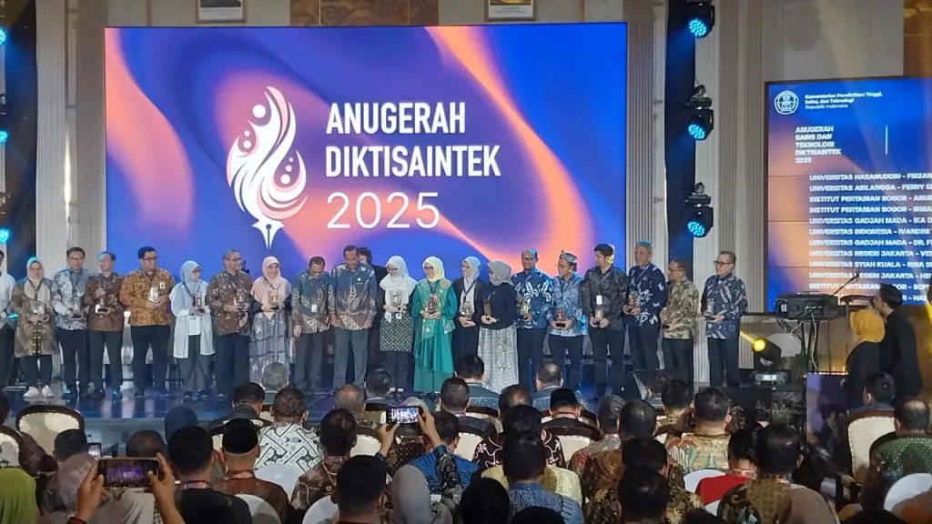 Para penerima penghargaan berpose bersama pada puncak acara Anugerah Diktisaintek 2025 di Graha Diktisaintek, Jakarta. Ajang ini menjadi bentuk apresiasi Direktorat Jenderal Sains dan Teknologi terhadap perguruan tinggi dan insan akademik atas capaian kinerja institusi, penguatan riset, serta kontribusi inovasi sains dan teknologi di tingkat nasional.