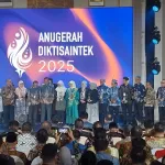 Para penerima penghargaan berpose bersama pada puncak acara Anugerah Diktisaintek 2025 di Graha Diktisaintek, Jakarta. Ajang ini menjadi bentuk apresiasi Direktorat Jenderal Sains dan Teknologi terhadap perguruan tinggi dan insan akademik atas capaian kinerja institusi, penguatan riset, serta kontribusi inovasi sains dan teknologi di tingkat nasional.
