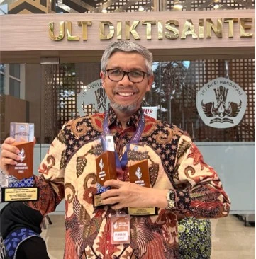 Sekretaris Universitas Hasanuddin, Prof. Ir. Sumbangan Baja, menunjukkan lima penghargaan yang diraih Unhas pada Anugerah Diktisaintek 2025 di Graha Diktisaintek, Jakarta, Jumat (19/12), sebagai bukti capaian kinerja institusi, penguatan riset, dan inovasi Universitas Hasanuddin di tingkat nasional.