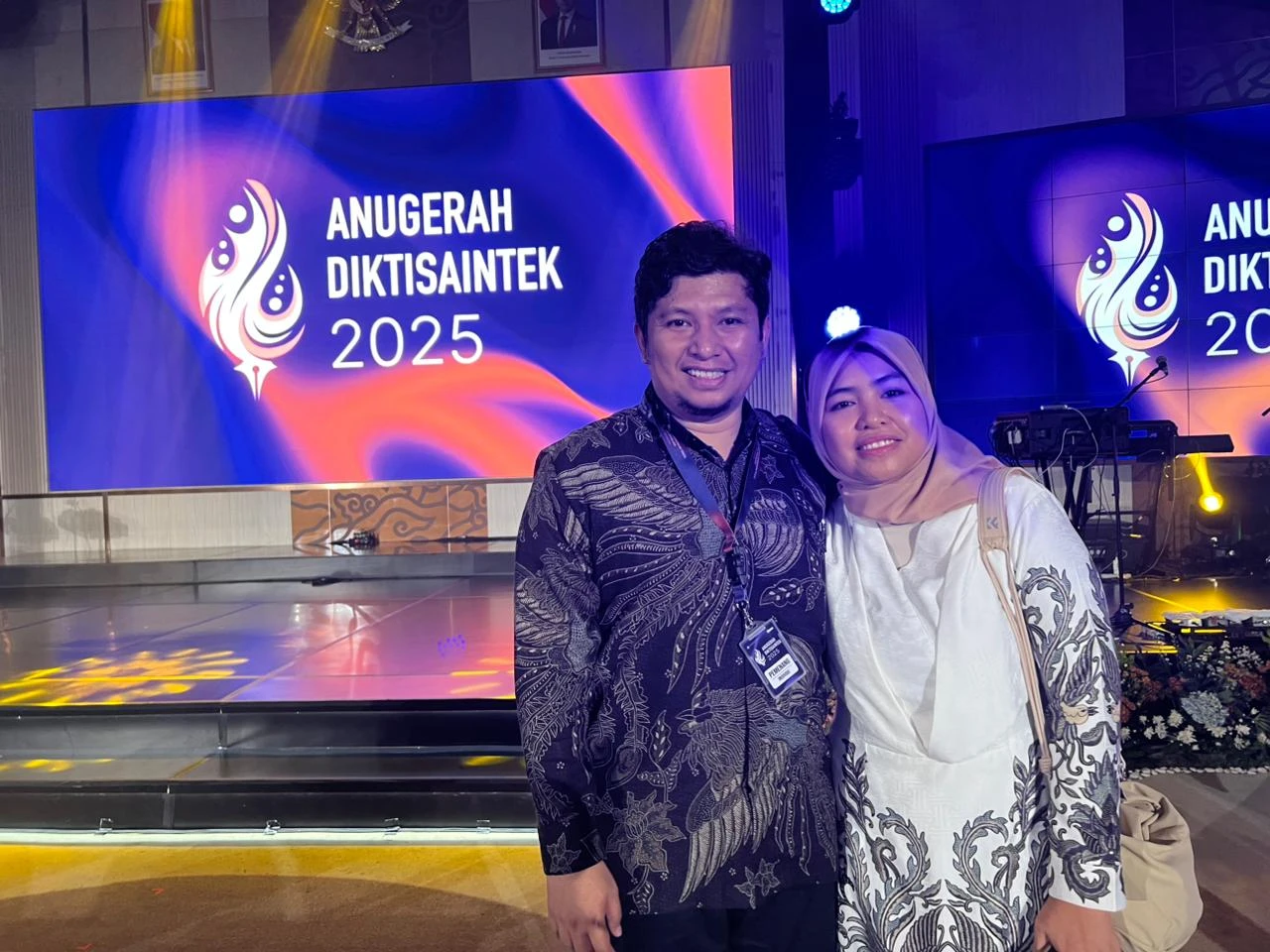Prof. Firzan Nainu bersama istri, usai menerima Anugerah Diktisaintek 2025, di Graha Diktisaintek, Jakarta, Jumat (19/12). Penghargaan tersebut menjadi pengakuan atas kontribusi riset Prof. Firzan serta penguatan peran Universitas Hasanuddin dalam pengembangan sains, teknologi, dan inovasi di tingkat nasional.