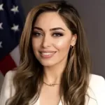 Mora Namdar, diplomat Amerika Serikat keturunan Iran, berpose resmi di Washington. Lahir dari keluarga imigran Iran dan fasih berbahasa Persia, Namdar merepresentasikan peran bahasa dan identitas Persia sebagai modal kultural penting dalam arsitektur diplomasi Amerika Serikat, khususnya dalam memahami dinamika Iran dan kawasan Asia Barat.