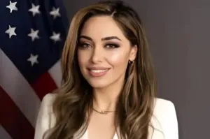 Mora Namdar, diplomat Amerika Serikat keturunan Iran, berpose resmi di Washington. Lahir dari keluarga imigran Iran dan fasih berbahasa Persia, Namdar merepresentasikan peran bahasa dan identitas Persia sebagai modal kultural penting dalam arsitektur diplomasi Amerika Serikat, khususnya dalam memahami dinamika Iran dan kawasan Asia Barat.