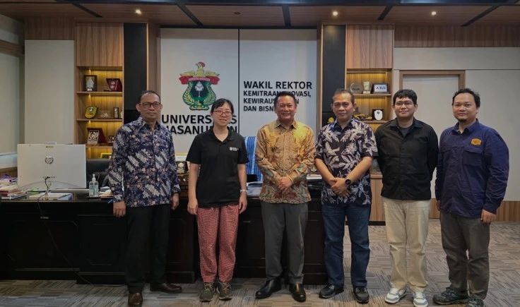 Perwakilan Universitas Hasanuddin (Unhas) dan Nanyang Technological University (NTU) Singapura berfoto bersama usai peresmian Konsorsium Riset Internasional ke-25 Unhas. Kolaborasi ini bertujuan untuk memantau pergerakan Sesar Matano di Sulawesi secara real-time menggunakan teknologi GNSS, yang mendukung penguatan status Unhas sebagai World Class Research University.