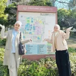 Dua mahasiswi Unhas berpose di depan peta kampus Okayama University, Jepang, saat mengikuti Program Student Exchange for Undergraduate pada 13–19 Desember. Program ini menjadi bagian dari penguatan pengalaman akademik internasional dan pembelajaran lintas budaya mahasiswa Unhas.