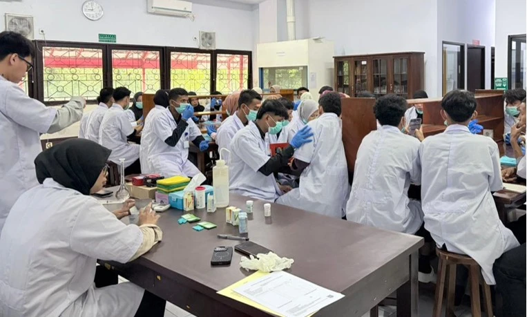 Mahasiswa Prodi Kesmas dari STIKES IST Buton sedang melakukan praktikum Kesmas Dasar di LKB FKM Unhas. Foto diambil pada 16 Desember 2025.