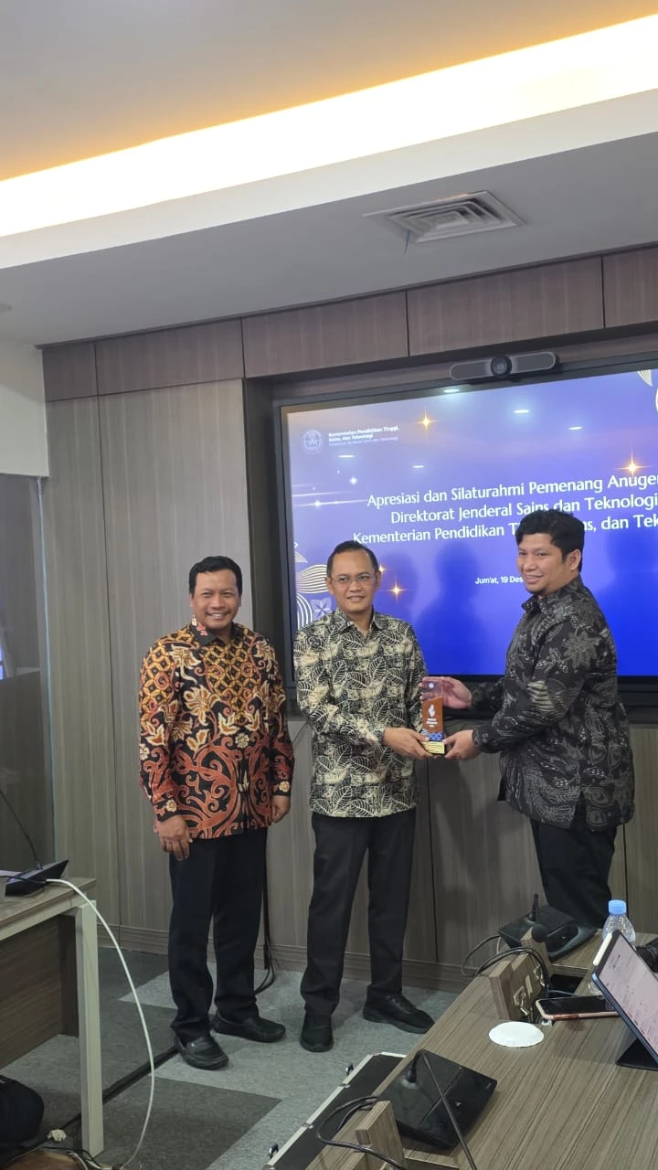 Prof. Firzan Nainu, Universitas Hasanuddin, menerima Anugerah Diktisaintek 2025 dalam acara Apresiasi dan Silaturahmi Pemenang Anugerah Direktorat Jenderal Sains dan Teknologi, Kementerian Pendidikan, Kebudayaan, Riset, dan Teknologi, di Graha Diktisaintek, Jakarta, Jumat (19/12), sebagai pengakuan atas capaian kinerja institusi, penguatan riset, dan kontribusi inovasi Unhas di tingkat nasional.