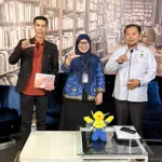 Dekan Fakultas Kesehatan Masyarakat Universitas Hasanuddin, Prof. Sukri Palutturi, SKM, M.Kes., MSc.PH., Ph.D. (kanan), bersama host dan narasumber dalam Talk Show Televisi bertema “Mewujudkan Lansia SMART di Era Aging Population” di Studio Fajar TV, Makassar, Senin (22/12/2025). Dalam acara yang diselenggarakan atas undangan BKKBN Perwakilan Provinsi Sulawesi Selatan tersebut, Prof. Sukri Palutturi memaparkan perspektif akademik tentang pentingnya pendekatan healthy ageing dan peran layanan berbasis komunitas dalam membangun lansia yang sehat, mandiri, dan berdaya.
