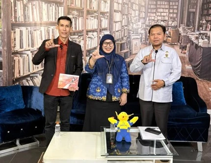 Dekan Fakultas Kesehatan Masyarakat Universitas Hasanuddin, Prof. Sukri Palutturi, SKM, M.Kes., MSc.PH., Ph.D. (kanan), bersama host dan narasumber dalam Talk Show Televisi bertema “Mewujudkan Lansia SMART di Era Aging Population” di Studio Fajar TV, Makassar, Senin (22/12/2025). Dalam acara yang diselenggarakan atas undangan BKKBN Perwakilan Provinsi Sulawesi Selatan tersebut, Prof. Sukri Palutturi memaparkan perspektif akademik tentang pentingnya pendekatan healthy ageing dan peran layanan berbasis komunitas dalam membangun lansia yang sehat, mandiri, dan berdaya.