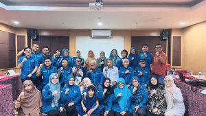 Keluarga besar Indonesian Centre for Nutrition Studies (ICONS) Fakultas Kesehatan Masyarakat Universitas Hasanuddin berfoto bersama usai rangkaian kegiatan Dies Natalis ke-5 ICONS FKM Unhas di Swiss-Belinn Panakkukang, Makassar, Senin (30/12/2025). Momentum ini menandai refleksi perjalanan lima tahun ICONS sekaligus penguatan arah strategis riset dan kajian gizi di Indonesia.