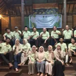 Peserta Rapat Kerja Pusat Studi Lingkungan Hidup (PSLH) LPPM Universitas Hasanuddin berfoto bersama di Pusat Pendidikan Lingkungan Hidup (PPLH) Puntondo, Kabupaten Takalar, sebagai penanda komitmen transformasi kelembagaan menuju organisasi yang profesional dan mandiri pada 2026.