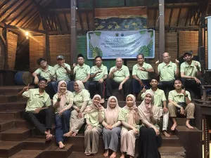 Peserta Rapat Kerja Pusat Studi Lingkungan Hidup (PSLH) LPPM Universitas Hasanuddin berfoto bersama di Pusat Pendidikan Lingkungan Hidup (PPLH) Puntondo, Kabupaten Takalar, sebagai penanda komitmen transformasi kelembagaan menuju organisasi yang profesional dan mandiri pada 2026.