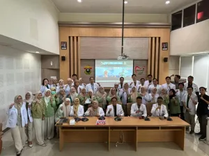 Foto Bersama Tim Akreditasi RSGM Unhas Bersama Dewan Pengawas RSGM Unhas dan Asesor Ners Andi Inayah,S.Kep.,M.Kep