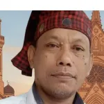 Foto penulis berlatar masjid dan gereja ini merepresentasikan dialog profetik dalam horizon irfānī, yang memadukan simbol Nabi Muhammad sebagai al-Māḥī dan Isa al-Masih sebagai pembawa rahmat. Keduanya dimaknai sebagai fondasi etika spiritual dan ekoteologi sosial bagi pemulihan relasi manusia, alam, dan Tuhan.