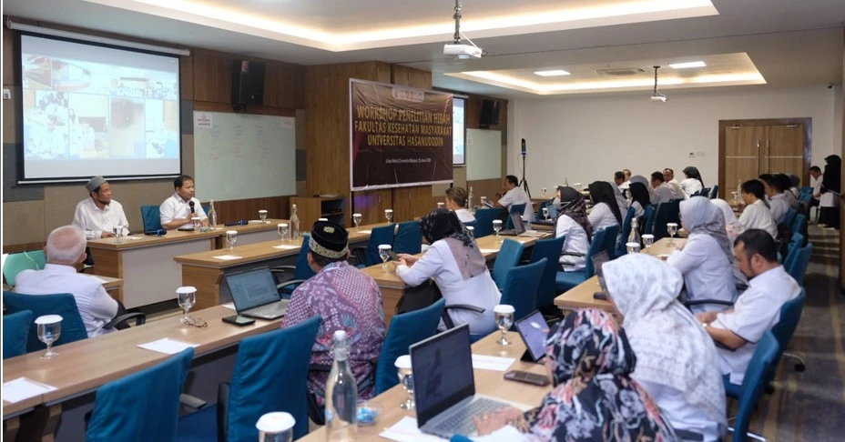 Suasana Workshop Penelitian Hibah Fakultas Kesehatan Masyarakat Universitas Hasanuddin yang digelar di Hotel Unhas and Convention, Makassar, Senin (26/1/2026), menampilkan pemaparan materi strategis oleh para narasumber guna memperkuat kapasitas dosen dalam penyusunan proposal riset hibah yang unggul, kompetitif, dan berdaya saing nasional serta internasional.
