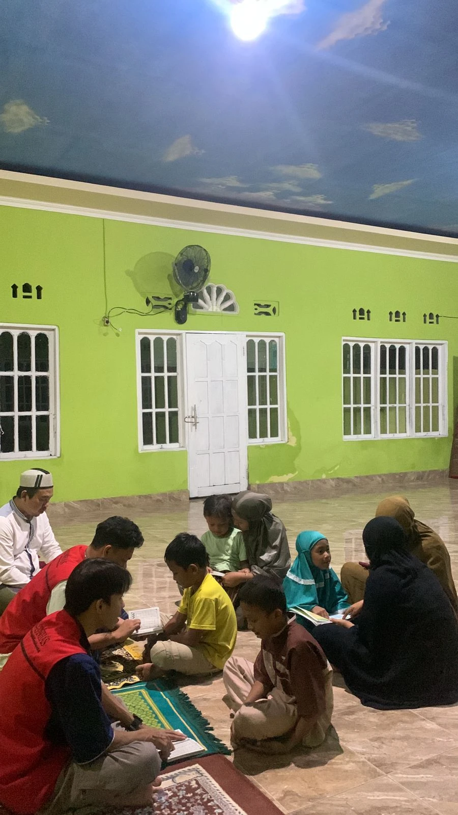 Suasana pendampingan belajar mengaji oleh Mahasiswa KKN Unhas di Mushallah Nurul Khaerat, Dusun Kasisang (Jum'at, 2 Januari 2026).