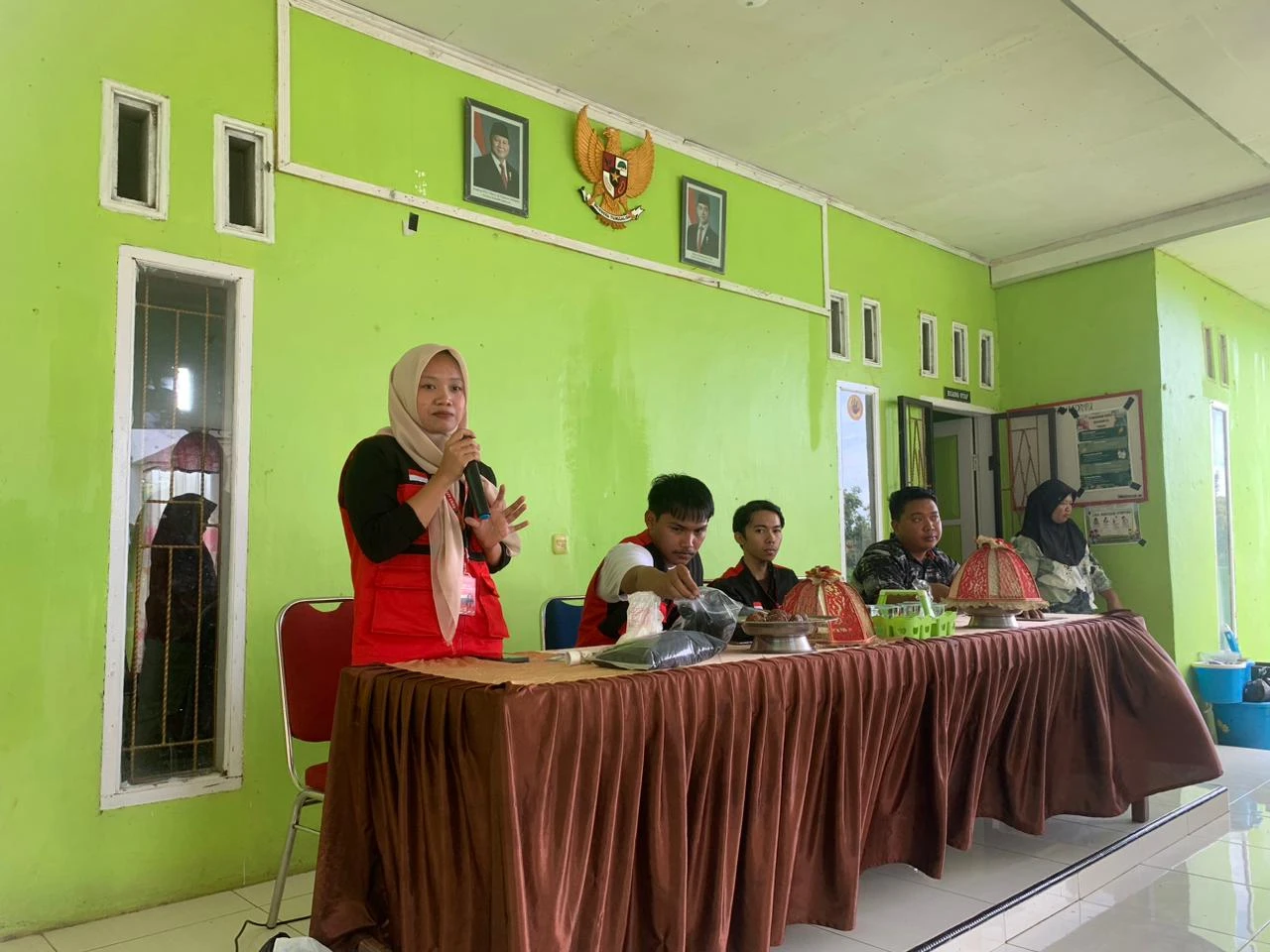 Mahasiswa KKN Universitas Hasanuddin Gelombang 115 memaparkan pelatihan pemanfaatan limbah tongkol jagung (bomboloseng) menjadi biochar dan briket kepada warga Desa Bonto Loe, Kecamatan Bissappu, Kabupaten Bantaeng, Kamis (15/1/2026).