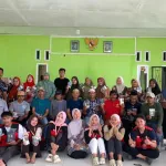 Foto bersama Mahasiswa KKN Unhas Gelombang 115 dengan Kepala Desa, Sekretaris Desa, Kepala Dusun, Tokoh Masyarakat, dan warga Desa Bonto Loe usai pelaksanaan program kerja 'Pemanfaatan Limbah Tongkol Jagung menjadi Biochar dan Briket' di Kantor Desa Bonto Loe.