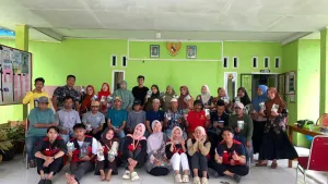 Foto bersama Mahasiswa KKN Unhas Gelombang 115 dengan Kepala Desa, Sekretaris Desa, Kepala Dusun, Tokoh Masyarakat, dan warga Desa Bonto Loe usai pelaksanaan program kerja 'Pemanfaatan Limbah Tongkol Jagung menjadi Biochar dan Briket' di Kantor Desa Bonto Loe.