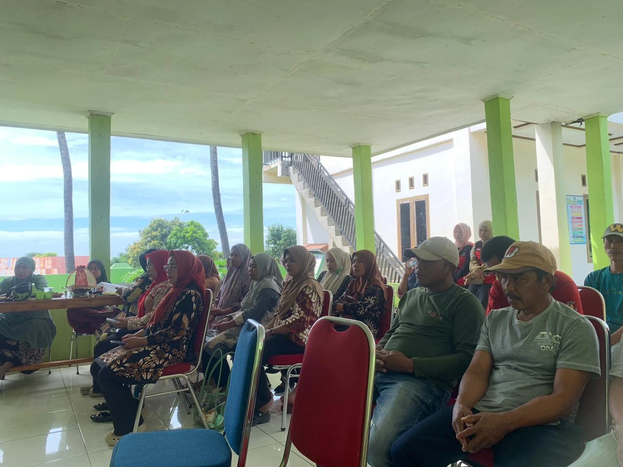 Antusiasme warga Desa Bonto Loe saat menyimak pemaparan materi inovasi limbah pertanian. Partisipasi aktif masyarakat adalah kunci keberhasilan program inovasi desa.