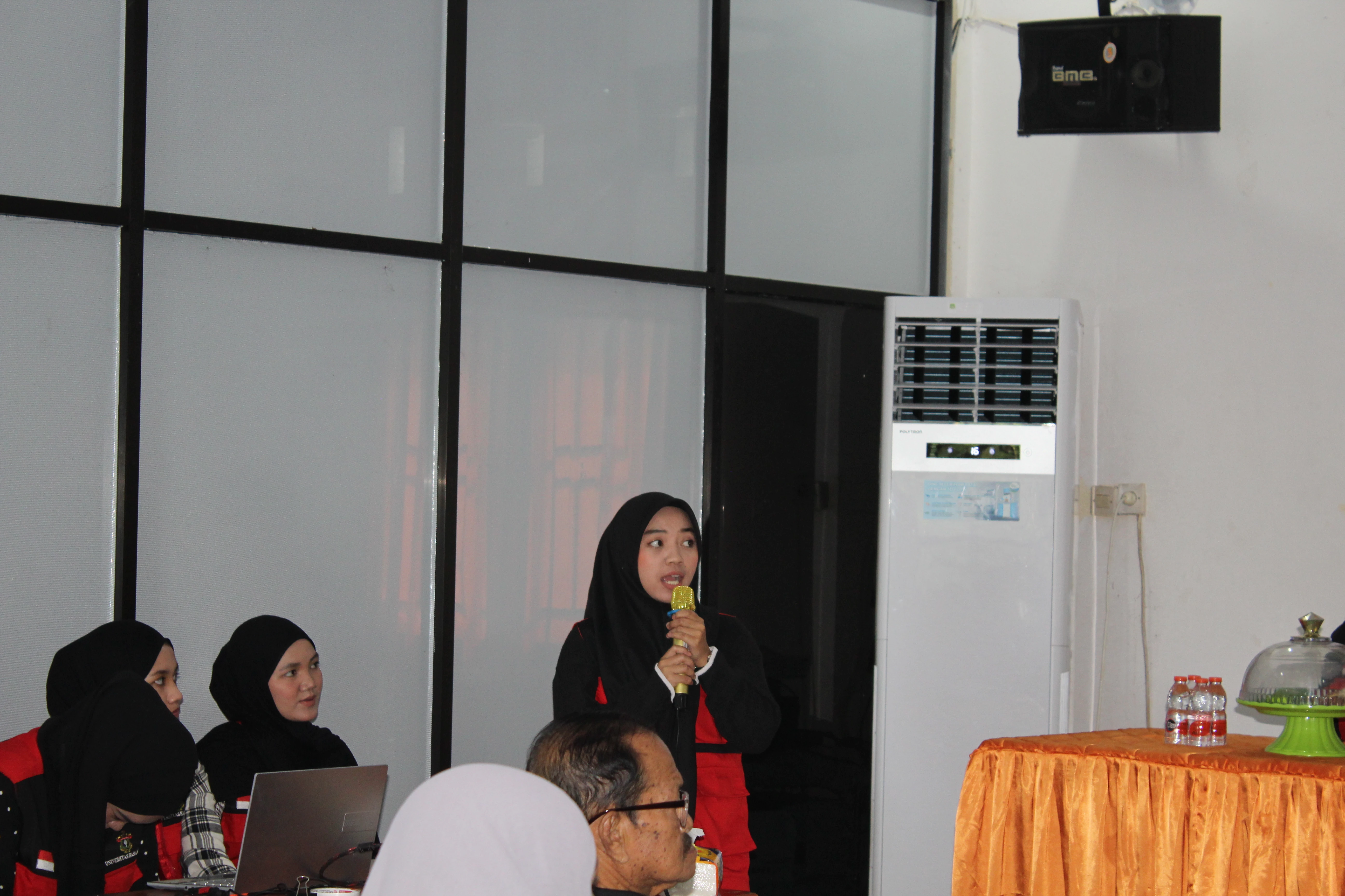 Mahasiswa KKN-T Universitas Hasanuddin Gelombang 115 menyampaikan pemaparan program kerja kepada perangkat desa dan masyarakat Desa Kanie, Kecamatan Maritengngae, Kabupaten Sidenreng Rappang, Jumat (8/1/2026), sebagai bagian dari upaya penguatan UMKM dan peningkatan pelayanan desa.