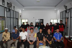 Mahasiswa KKN-T Universitas Hasanuddin Gelombang 115 berfoto bersama aparat desa, tokoh masyarakat, dan unsur keamanan usai kegiatan pemaparan dan diskusi program kerja di Desa Kanie, Kecamatan Maritengngae, Kabupaten Sidenreng Rappang, Jumat (8/1/2026), sebagai wujud kolaborasi membangun desa berbasis potensi lokal dan pelayanan publik.