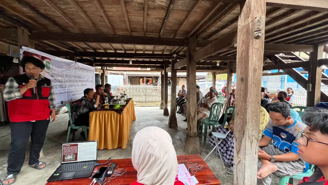 Mahasiswa KKN Tematik Universitas Hasanuddin Angkatan 115 memaparkan program kerja kepada aparat kelurahan, tokoh masyarakat, dan warga dalam seminar yang digelar di Kelurahan Amparita, Kecamatan Tellu Limpoe, Kabupaten Sidenreng Rappang, Kamis (8/1/2026).