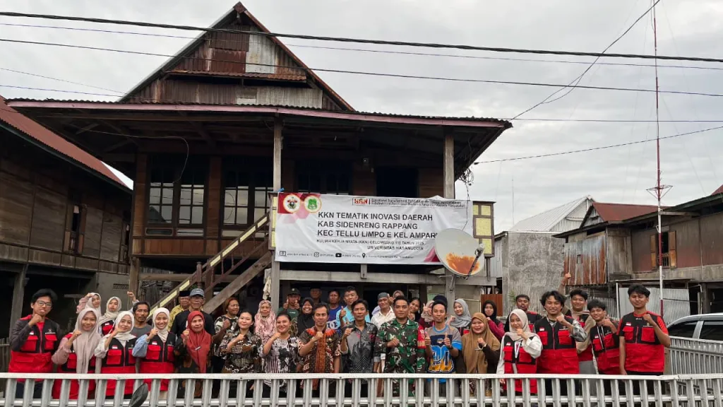 Mahasiswa KKN Tematik Universitas Hasanuddin Angkatan 115 berfoto bersama aparat kelurahan, tokoh masyarakat, dan warga usai seminar pemaparan program kerja di Kelurahan Amparita, Kecamatan Tellu Limpoe, Kabupaten Sidenreng Rappang, Kamis (8/1/2026).