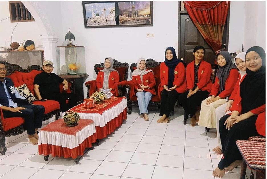 Suasana diskusi hangat antara Dekan FKM Unhas Prof. Sukri Palutturi, Wakil Dekan I, dan mahasiswa FKM Unhas angkatan 2023 di salah satu posko PBL II di Kabupaten Soppeng, Sabtu (10/1/2026), saat membahas capaian dan tantangan program intervensi kesehatan masyarakat.