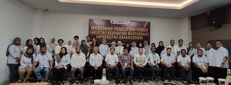 Foto bersama sivitas akademika Fakultas Kesehatan Masyarakat Universitas Hasanuddin usai pelaksanaan Workshop Penelitian Hibah di Hotel Unhas and Convention, Makassar, Senin (26/1/2026), sebagai penanda komitmen kolektif dosen dan pengelola fakultas dalam memperkuat budaya riset, kolaborasi ilmiah, dan daya saing proposal penelitian pada tingkat nasional dan internasional.