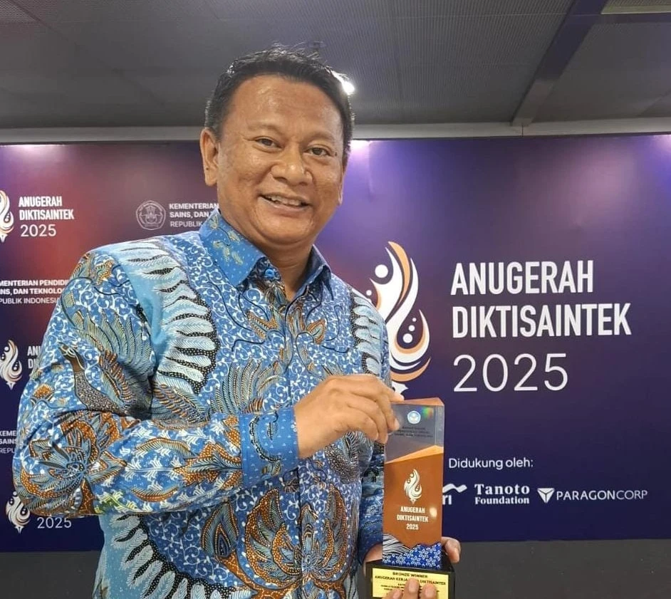 Wakil Rektor Bidang Kemitraan, Inovasi, Kewirausahaan, dan Bisnis Universitas Hasanuddin, Prof. Dr. Ir. Adi Maulana, M.Phil, menunjukkan penghargaan Bronze Winner Anugerah Kerja Sama Diktisaintek 2025 kategori PTNBH sub-kategori Perguruan Tinggi dengan Kerja Sama Internasional Terbaik, yang diterima di Graha Diktisaintek, Jakarta, Jumat (19/12/2025).