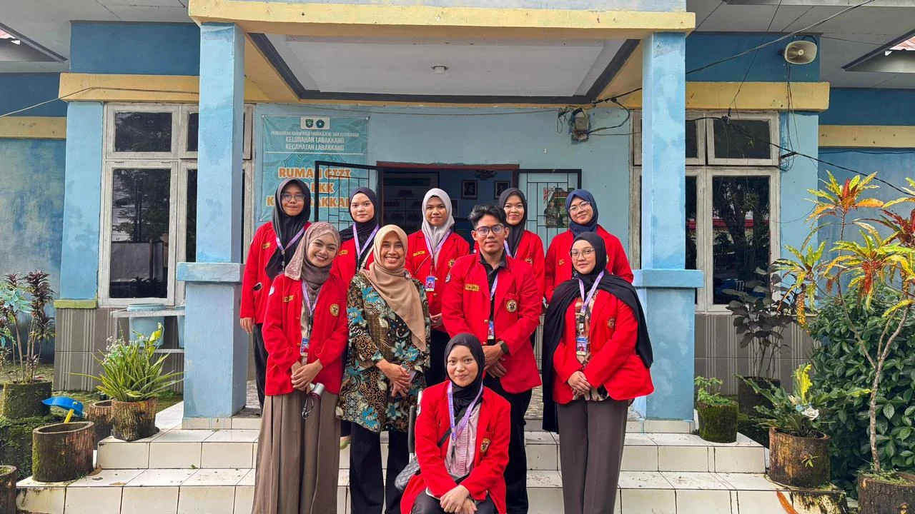 Mahasiswa Ilmu Gizi FKM Universitas Hasanuddin Posko 8 bersama perangkat Kelurahan Labakkang usai Seminar Evidence Based Learning sebagai langkah awal pemetaan masalah gizi masyarakat berbasis data lapangan.