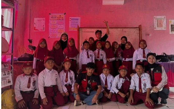 Mahasiswa KKN Program Studi Sastra Arab Universitas Hasanuddin berfoto bersama siswa Madrasah Ibtidaiyah Muhammadiyah Samallangi usai pelaksanaan program Lingkungan Sekolah Ramah Bahasa Arab di Desa Sumpang Mango, Kecamatan Pitu Riawa, Kabupaten Sidenreng Rappang, Senin (19/1/2026).