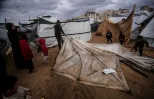 Di tengah langit kelabu Gaza, keluarga-keluarga pengungsi berusaha menegakkan kembali tenda-tenda darurat yang roboh, sebuah potret rapuh kehidupan warga sipil yang bertahan di antara puing perang, pengungsian tanpa akhir, dan harapan yang kian menipis akan masa depan yang lebih aman.