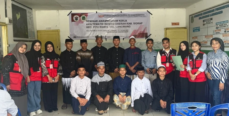 Foto bersama mahasiswa KKN Tematik Inovasi Daerah Gelombang 115 Universitas Hasanuddin usai pelaksanaan Seminar Awal Program Kerja di Aula Kantor Kelurahan Lancirang, Kecamatan Pitu Riawa, Kabupaten Sidenreng Rappang, Senin (5/1/2026), sebagai penanda dimulainya rangkaian kegiatan pengabdian kepada masyarakat.