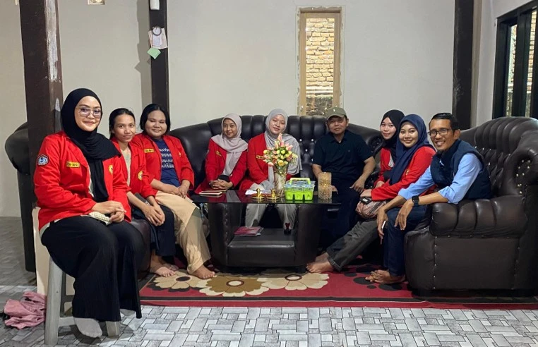 Dekan FKM Unhas Prof. Sukri Palutturi bersama Wakil Dekan I dan mahasiswa FKM Unhas angkatan 2023 berfoto bersama di Posko PBL II Kabupaten Soppeng, Sabtu (10/1/2026), usai meninjau langsung pelaksanaan program intervensi kesehatan masyarakat.